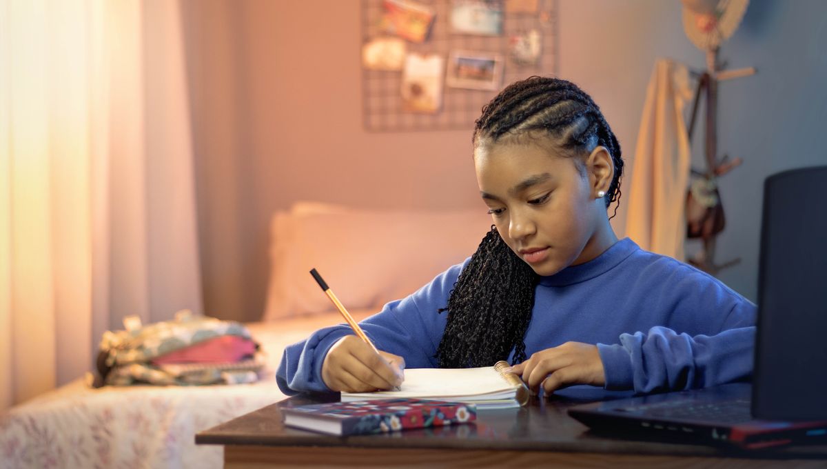 Una adolescente escribiendo una carta.
