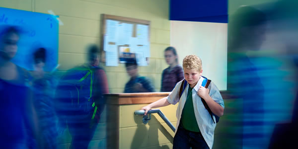 Un joven muy preocupado en la escuela