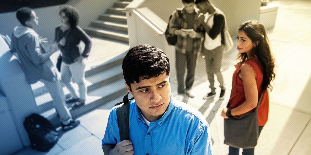 Un joven se siente tentado al ver a unos novios, a dos muchachos viendo algo en un dispositivo electrónico y a una joven que coquetea