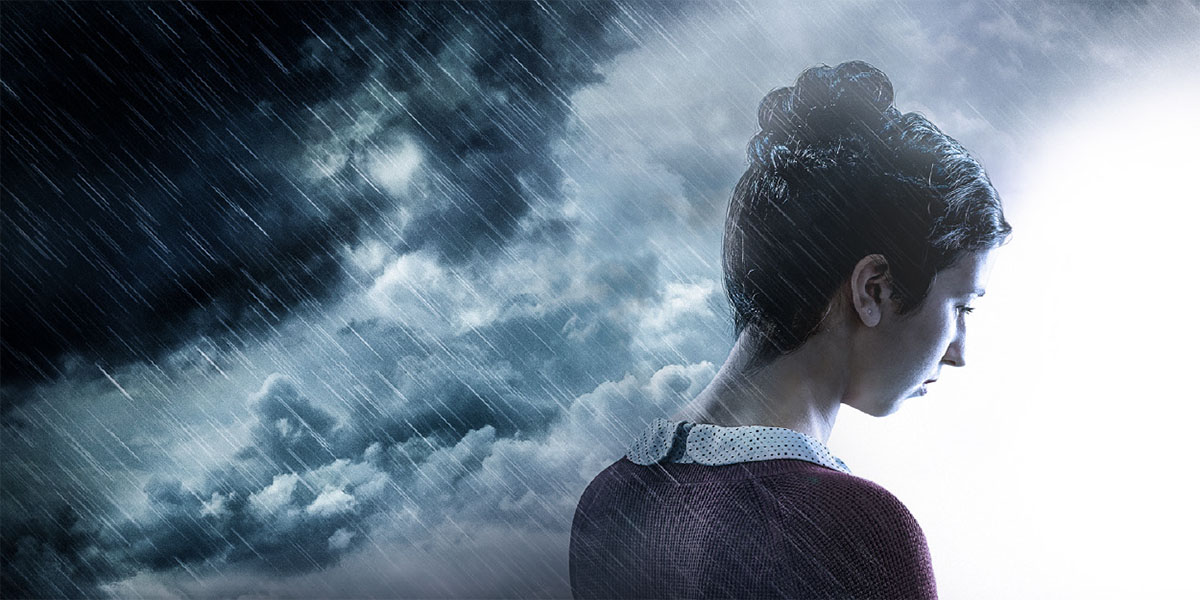 Una mujer con pensamientos negativos en un día de lluvia y nubes negras
