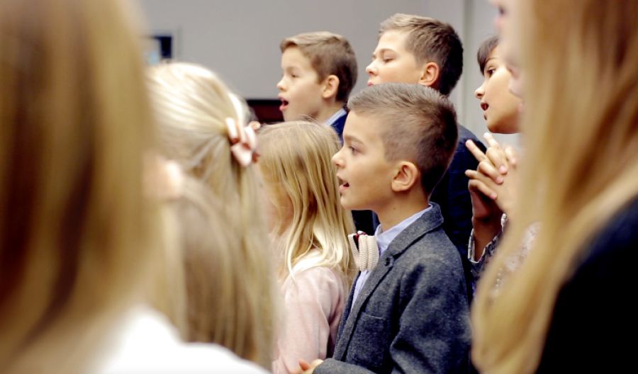 Unos niños cantando en un coro