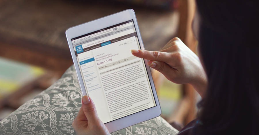 Una hermana lee la Biblia en jw.org