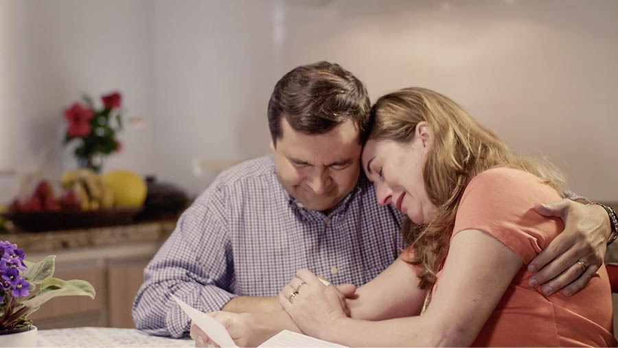 Una imagen del video Un corazón leal y completo para Jehová: Gabriella y Ben lloran después de leer la carta de su hijo que se fue de casa.