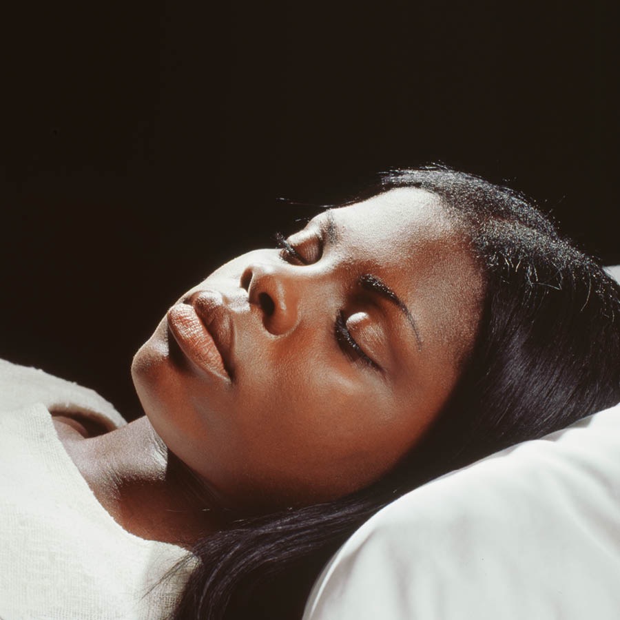 Una mujer duerme