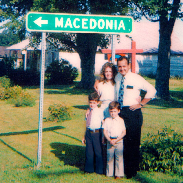 Anthony y Susan Morris con sus hijos en un lugar donde había más necesidad
