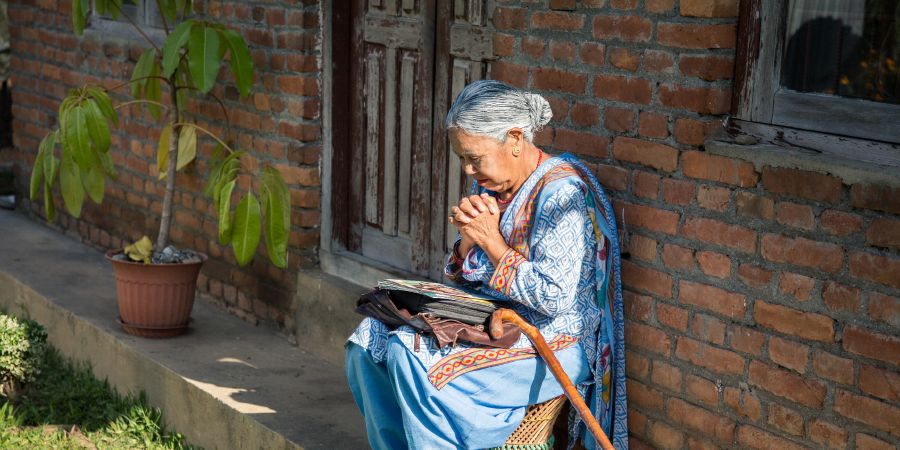 Una hermana le pide ayuda a Dios en oración