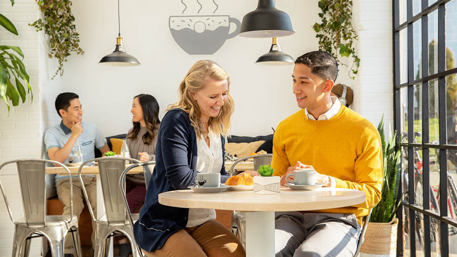 Juk warmiwan ollqum, juk restaurantichö kushishqa parlëkäyan.