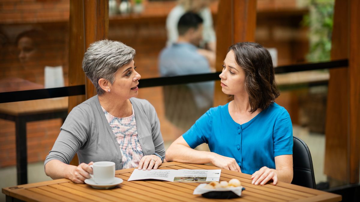 Chaymantataq chay experienciayoq hermana “Munakuq kay, runakunaman Diosmanta yachachiy” nisqa folletowan juj hermanata yanapashan.