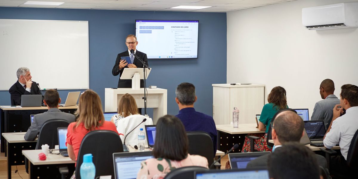 Escuela del Servicio de Betelmanda shuj estudiantemi profesorpa y paipa compañerocunapa ñaupapi shuj discursota cujun.