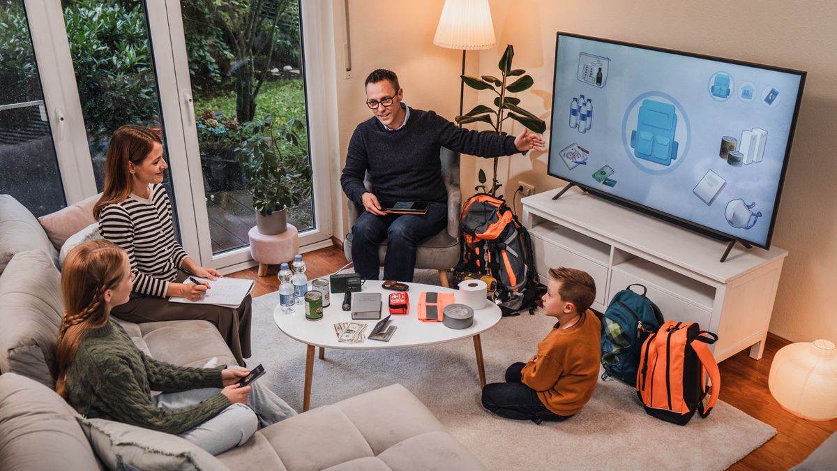 Shuj taitaca adoración en familiapimi llaquicuna tiajpi imata ruranata paipa huarmiguman, paipa huahuacunamanbash yachachijun. Paicunaca “Terremotocuna o shuj llaquicuna tiajpi imata ruranata cunanmandallata yachajupashunchi” nishca videotami ricunajun. Mezapica yacu botellacunata, culquita, latapi micunacunata, shuj Bibliata, cinta adhesiva rollota y shuj cosascunatapashmi charin. Shinallata mochila de emergenciacunatapashmi charin.