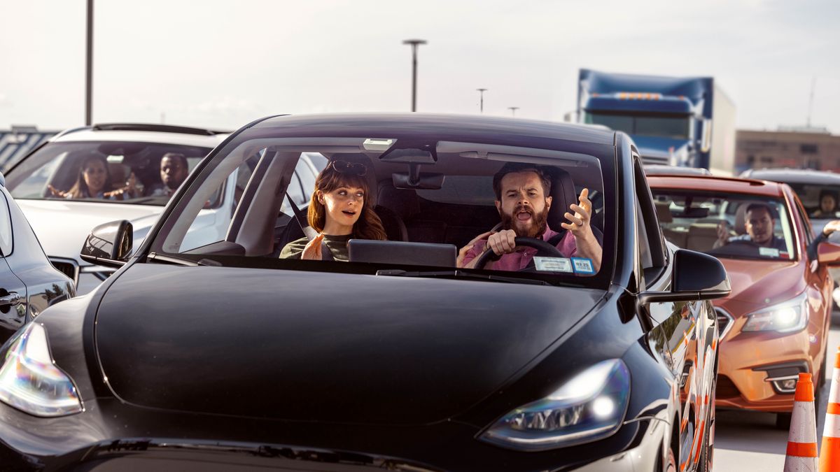 Shuj carreteropica carrocunaca na cuyurinajunllu. Chaimi shuj huauquica ninanda culirashpa shuj carrota manejajta caparijun. Paipa huarmiguca controlarichunmi ayudangapaj munajun.