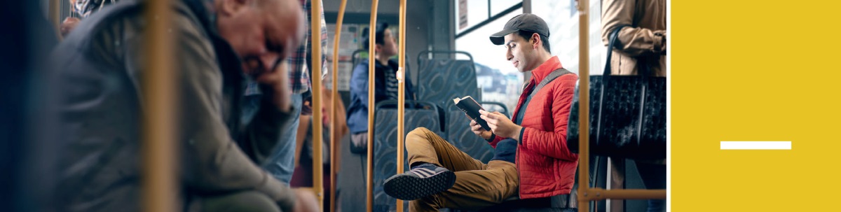 Lección 5. Un hombre va leyendo la Biblia mientras viaja en autobús.