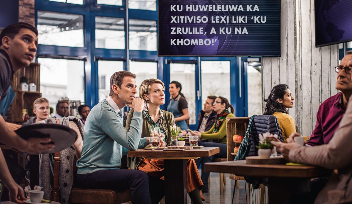 Vhanu lava nga ku khweveni ka txana va hlamalisiwaka hi xitiviso xa leswaku ‘ku zrulile, a ku na khombo’ ka televhizawu. Vatekani lava nga Timboni, va nga khumuka a nsin’wini akuva va koka moya, a va kanganyisiwi hi madzrungula lawa