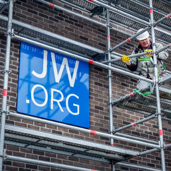 Логотип JW.ORG красуется на стене Зала Царства «Вейнегем» в Бельгии