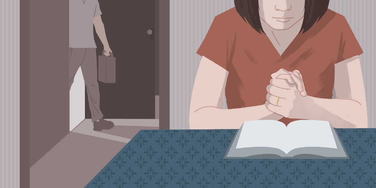 Златка молится; в дверь входит ее муж