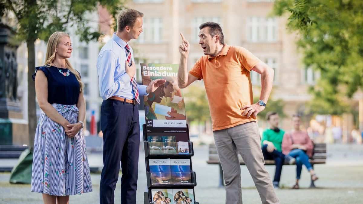 Супруги-Свидетели проповедуют с тележкой; когда к ним подходит агрессивный мужчина, они ведут себя мягко и с уважением