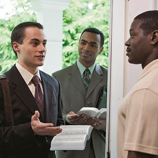 Umutohoji ari kumwe n’uwumwigisha Bibiliya mu busuku bwo mu ndimiro, bariko barabwira inkuru nziza umugabo umwe