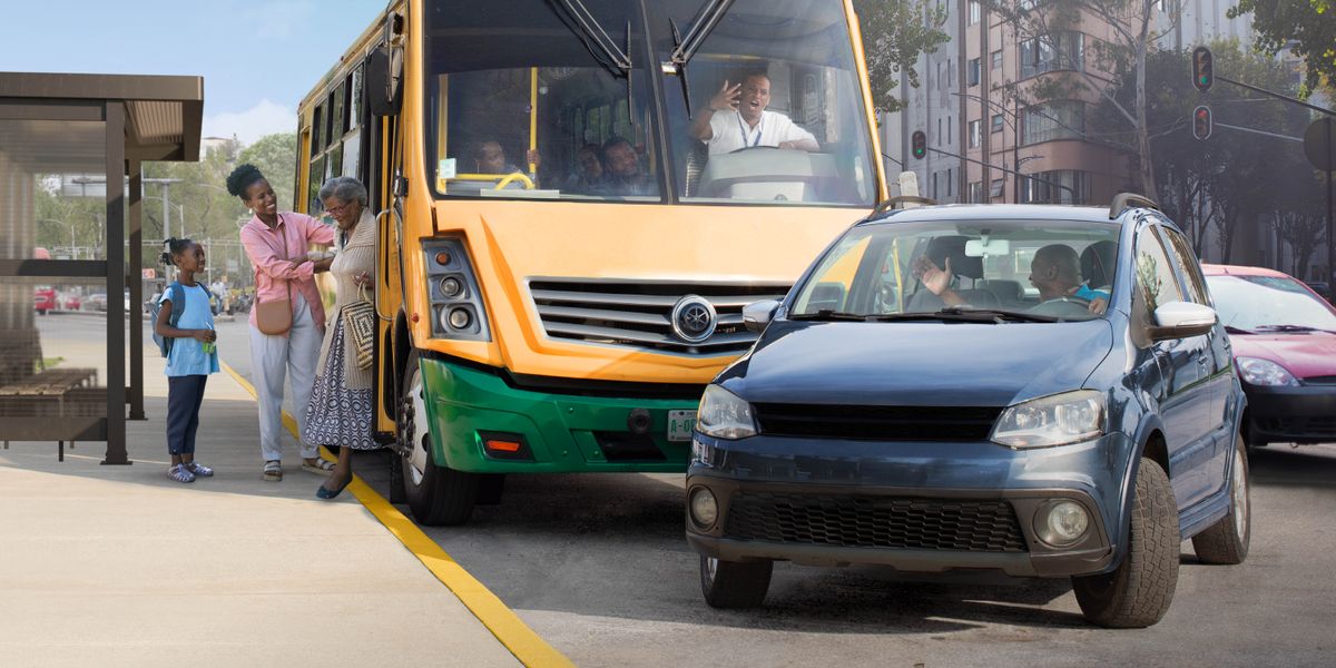 Umushoferi wa bisi yashavuye ariko arakankamira uwundi mushoferi amuciye imbere. Muri uwo mwanya nyene, hari inabibondo n’umwana wiwe bariko barafasha umutamakazi kwururuka iyo bisi.