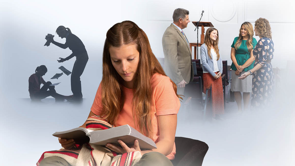 Udufoto: 1. Mushiki wacu akiri muto yicaye hasi yunamye, nyina wiwe ariko aramukankamira yongera atabagura ibitabu vyiwe. 2. Wa mushiki wacu ariko arasoma Bibiliya. 3. Ariko arayaga n’abavukanyi n’abadada ku Ngoro y’Ubwami.