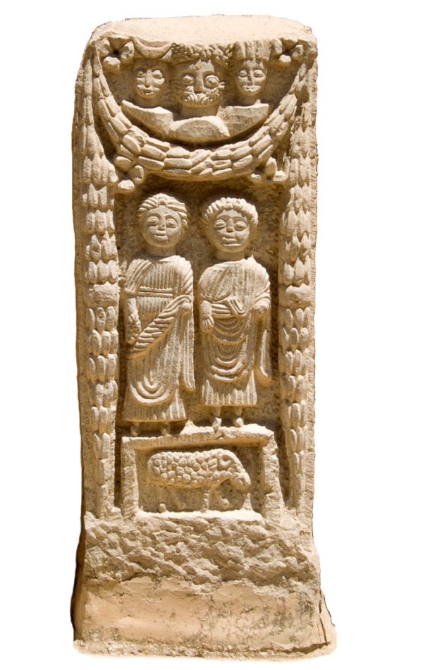 Imva isharijwe n’amashusho y’imana z’ubutatu z’Abaroma n’iz’imvukira z’i Timgad 