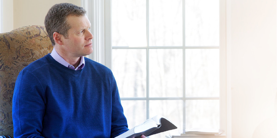 Umugabo ariko ariyumvira igihe asoma Bibiliya