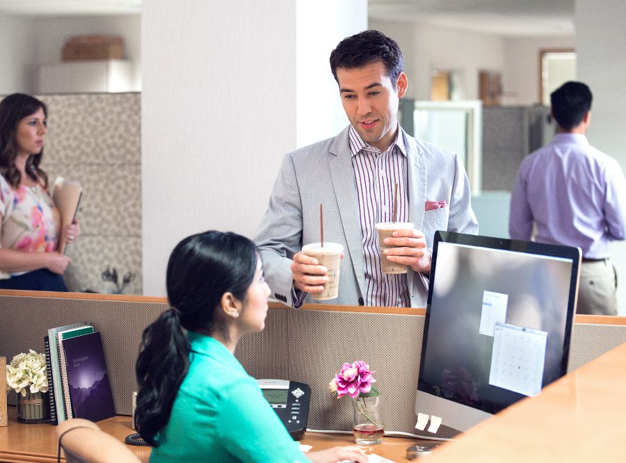 Umugabo umwe azaniye mushiki wacu ari ku kazi akantu ko kunywa