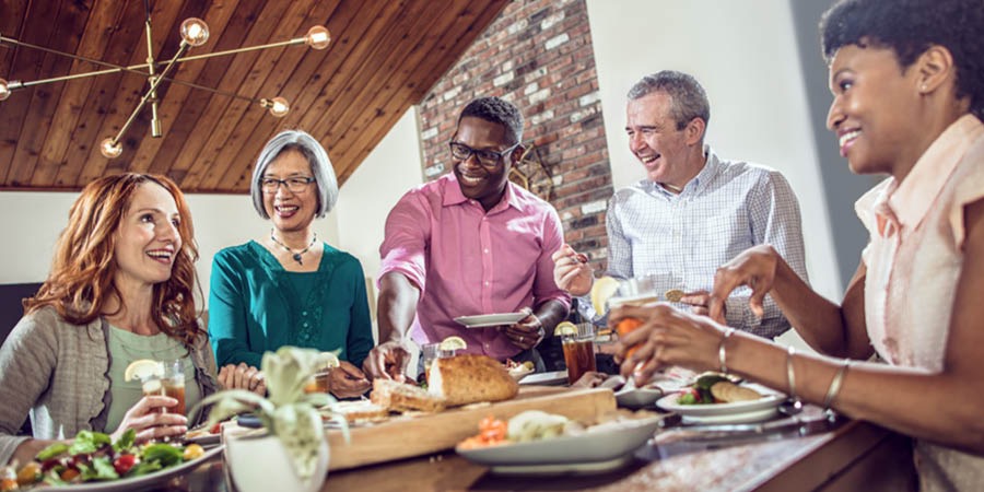 Abagenzi bo mu moko atandukanye bariko basangira ibifungurwa