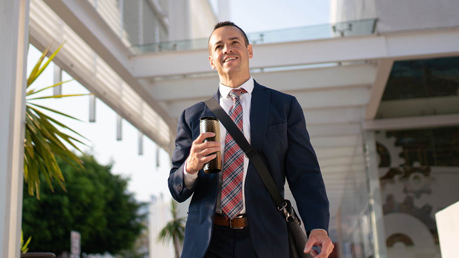 Wa mugwizatunga twabona yatakaza akazi, ariko aragendagenda amwenyura kandi umutima uri mu nda.