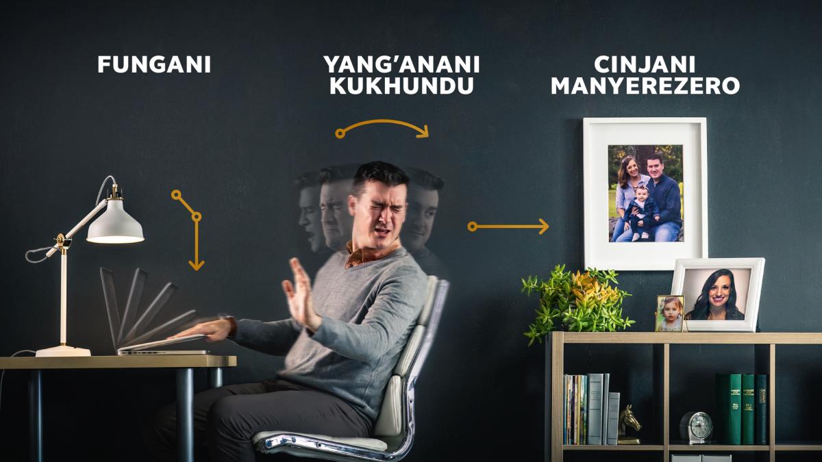 M’bale akufunga ntcini wace wandzeru, akuyag’ana kukhundu, pontho akunyerezera mafoto a nkazace na mwanace