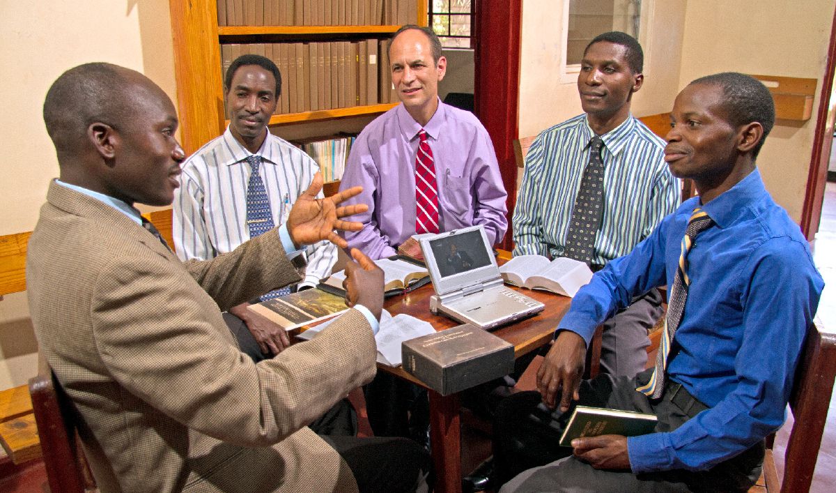 A circuit overseer conducts an elders’ meeting