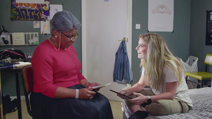 A scene from the video “Experience the Joy of Disciple-Making​—Accept Jehovah’s Help—​Our Brothers.” Abigay studies the Bible with Jade while Neeta is away.