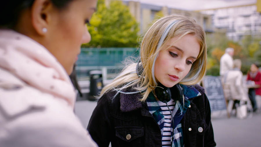 A scene from the video ‘Experience the Joy of Disciple-Making​—Improve Your Skills—​Unleashing the Power of God’s Word.’ Jade reads a scripture out loud.