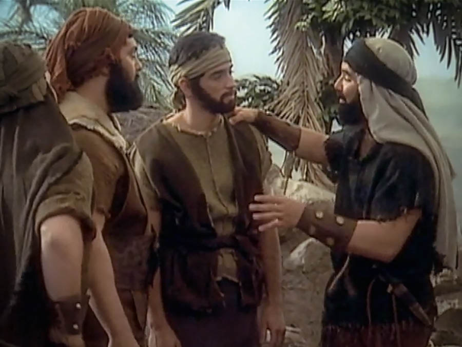 A scene from the video ‘Warning Examples for Our Day​—Excerpt.’ Zimri tells Jamin and others about the Moabite women.