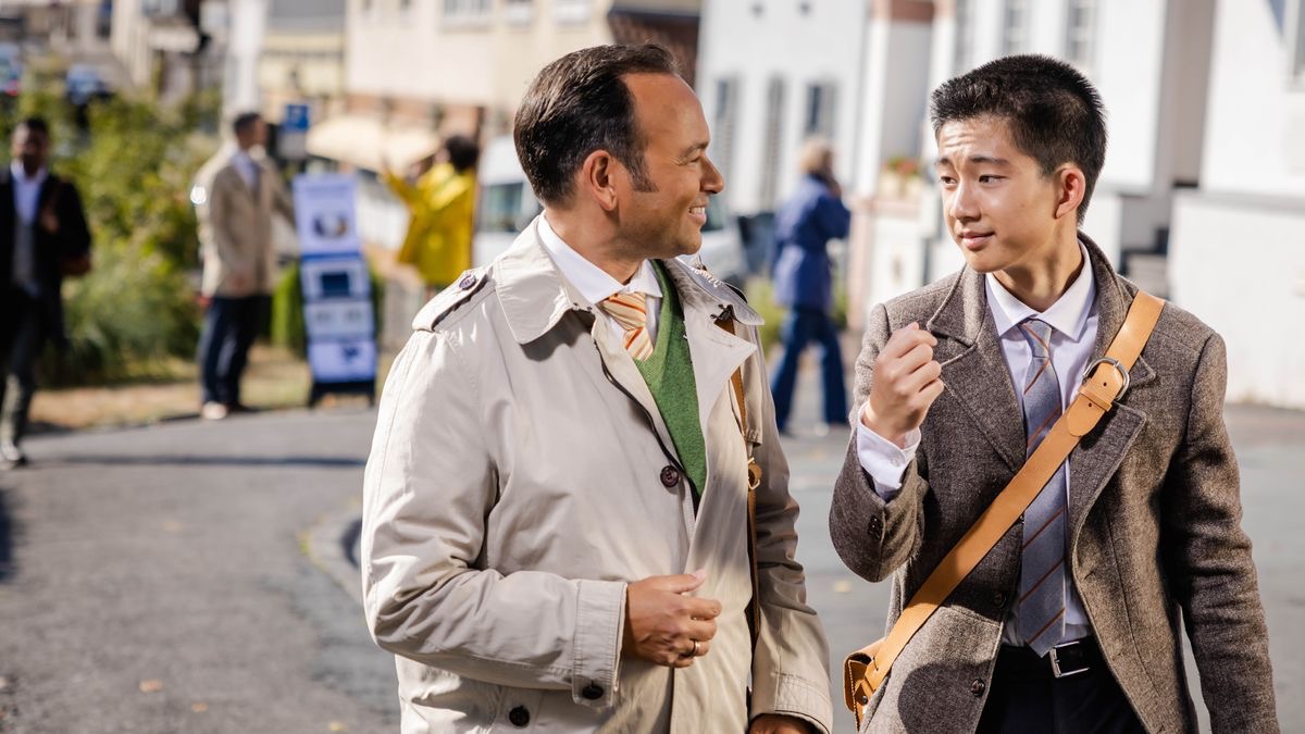 The young brother pictured in the article “You Can Serve Jehovah Despite a Difficult Upbringing” talking with a mature brother as they work together in the ministry.