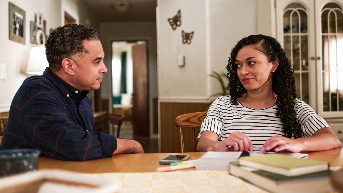 A scene from the video “‘With Patience, Put Up With One Another in Love’​—Your Children.” Max patiently listening to his daughter, Sue.