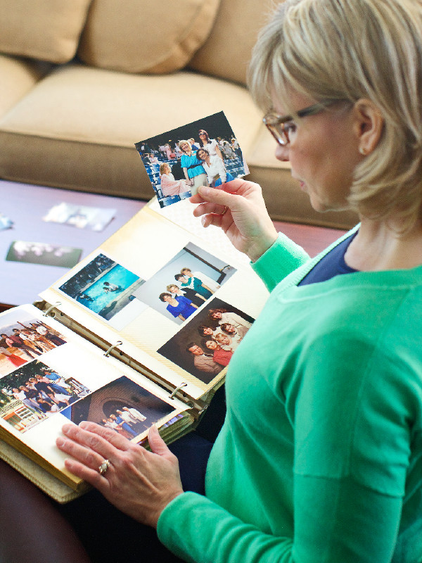 A Christian sister reminisces on her previous service to Jehovah as she looks through a photo album
