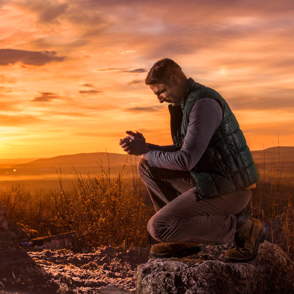 Cover of the Watchtower Magazine, October 2015 | Does It Do Any Good to Pray?