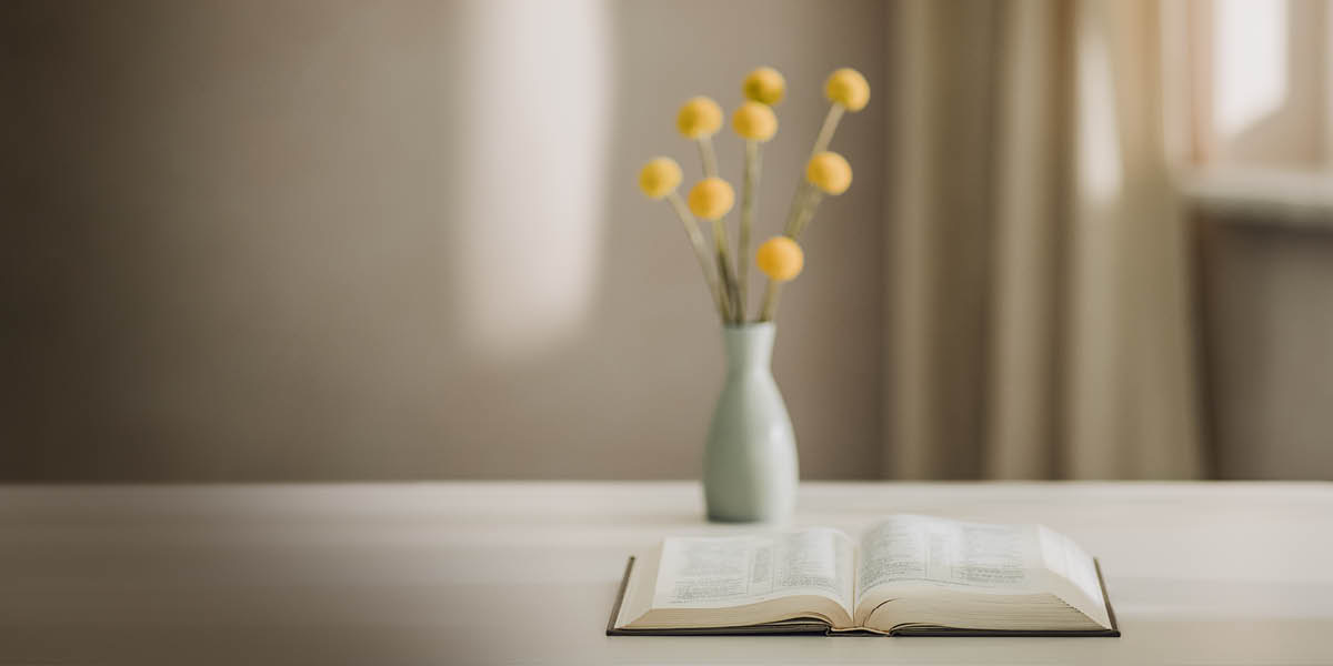 Mbeni Bible so yâ ni azi ayeke na terê ti mbeni pot ti fleur.