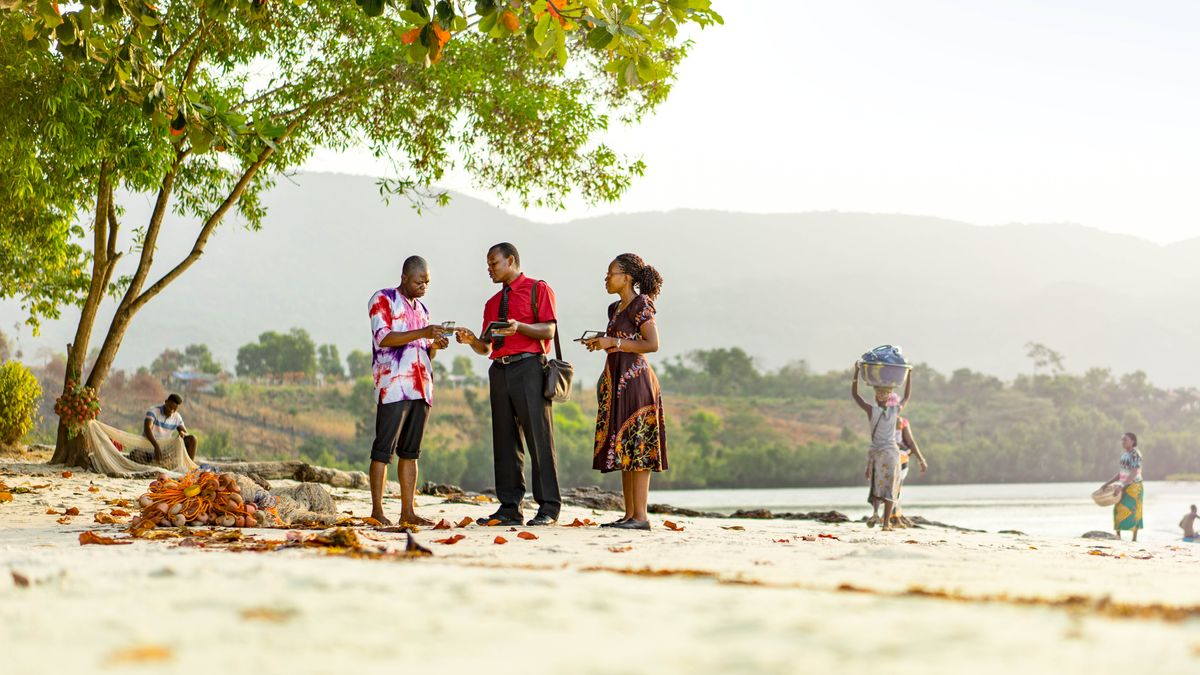 Mbeni couple ayeke fa tënë na mbeni koli na plage.