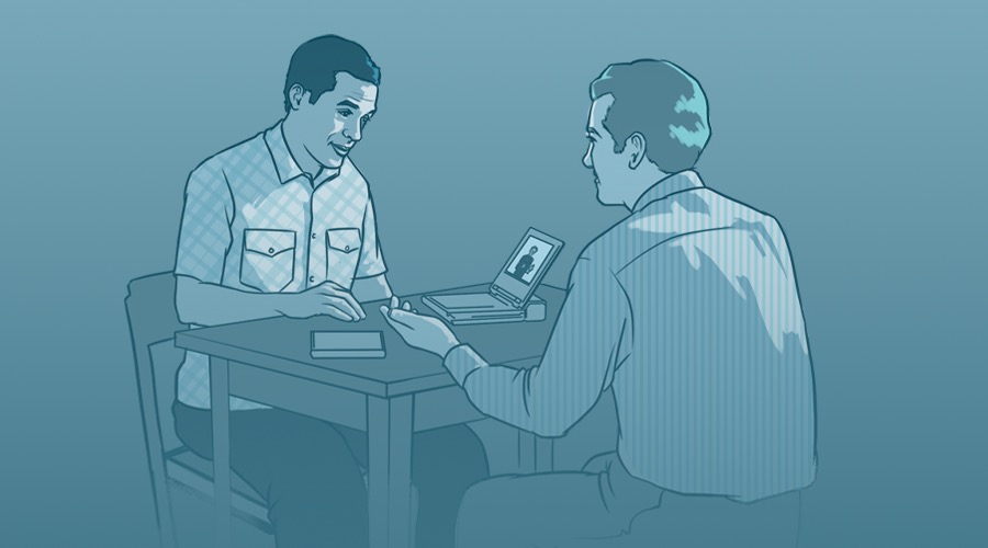 Zwei Frauen beschäftigen sich gemeinsam mit der Bibel