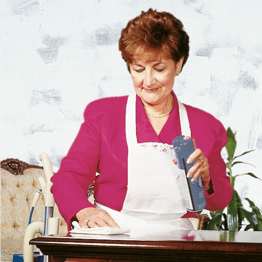 Eine Frau putzt ihre Wohnung