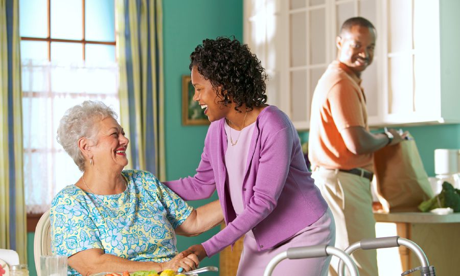 Un couple chrétien aide une amie âgée et handicapée