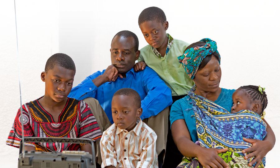 Une famille écoute les informations à la radio