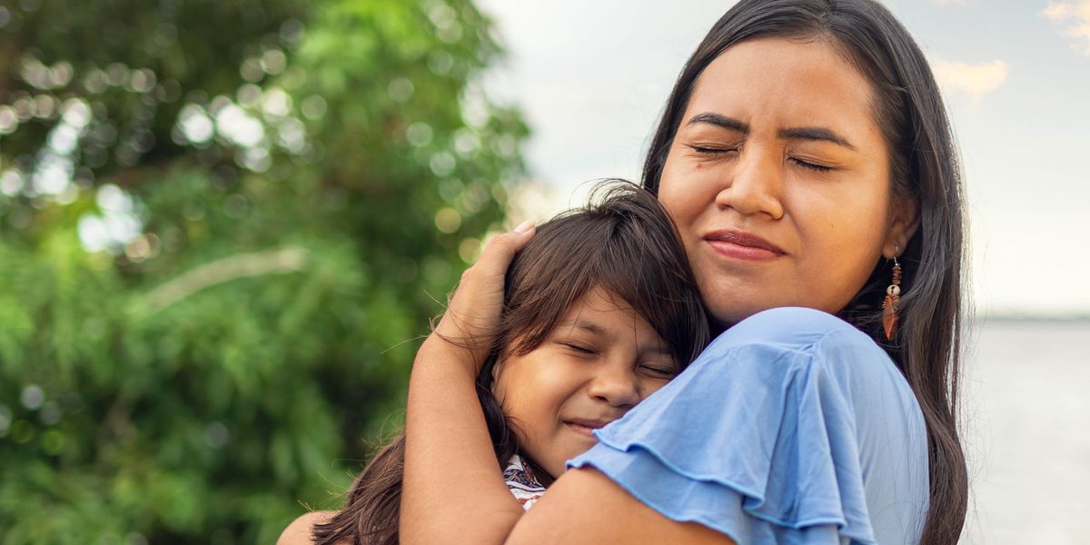 හොඳින් ඉර පායලා තියෙන ලස්සන දවසක අම්මා කෙනෙක් එයාගේ දුවව තුරුළු කරන් ඉන්නවා.