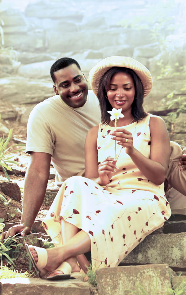 මලක් දිහා බලාගෙන ඉන්න ස්වාමිපුරුෂයෙක් සහ භාර්යාවක්