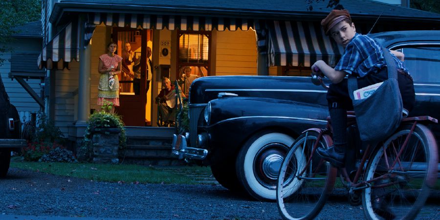 1940 ගණන්වල තහනම් කරපු බයිබල්, පොත් පත් බයිසිකල් එකකින් හොරෙන් බෙදාහරින යෞවනයෙක් පිටුපස හැරී බලා සිටින විදිහ පෙන්වන රඟ දැක්වීමක්.