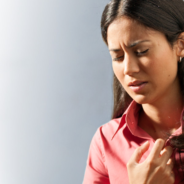 සහෝදරියක් ලොකු ඕනෑකමකින් යාච්ඤා කරනවා