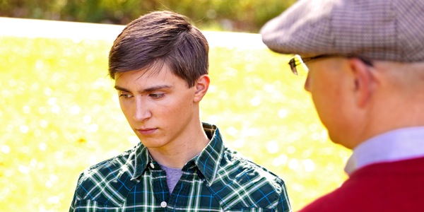 වැඩිහිටි කෙනෙක් තරුණයෙකුගේ වරදක් පෙන්නලා දෙනවා