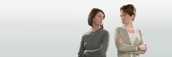 තරහින් එකිනෙකා දිහා බලාගෙන ඉන්න කාන්තාවන් දෙදෙනෙක්