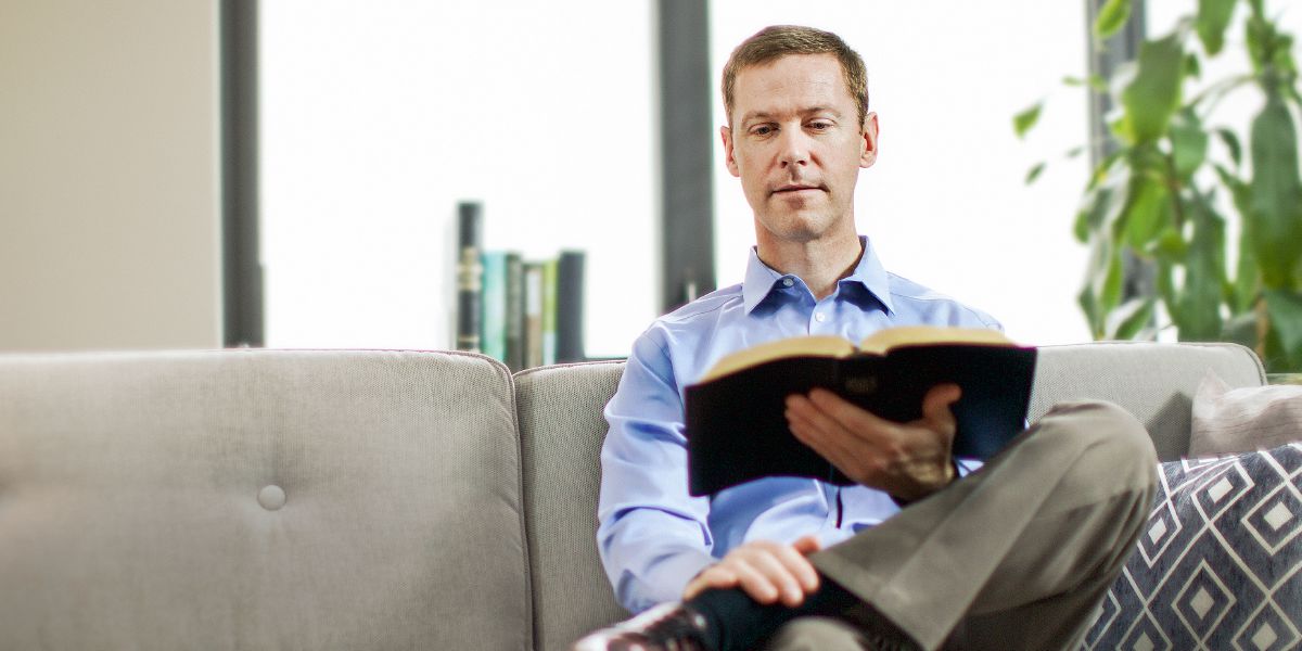 බයිබලය කියවන කෙනෙක්